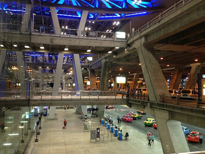 2.1371413326.bangkok-airport-entrance